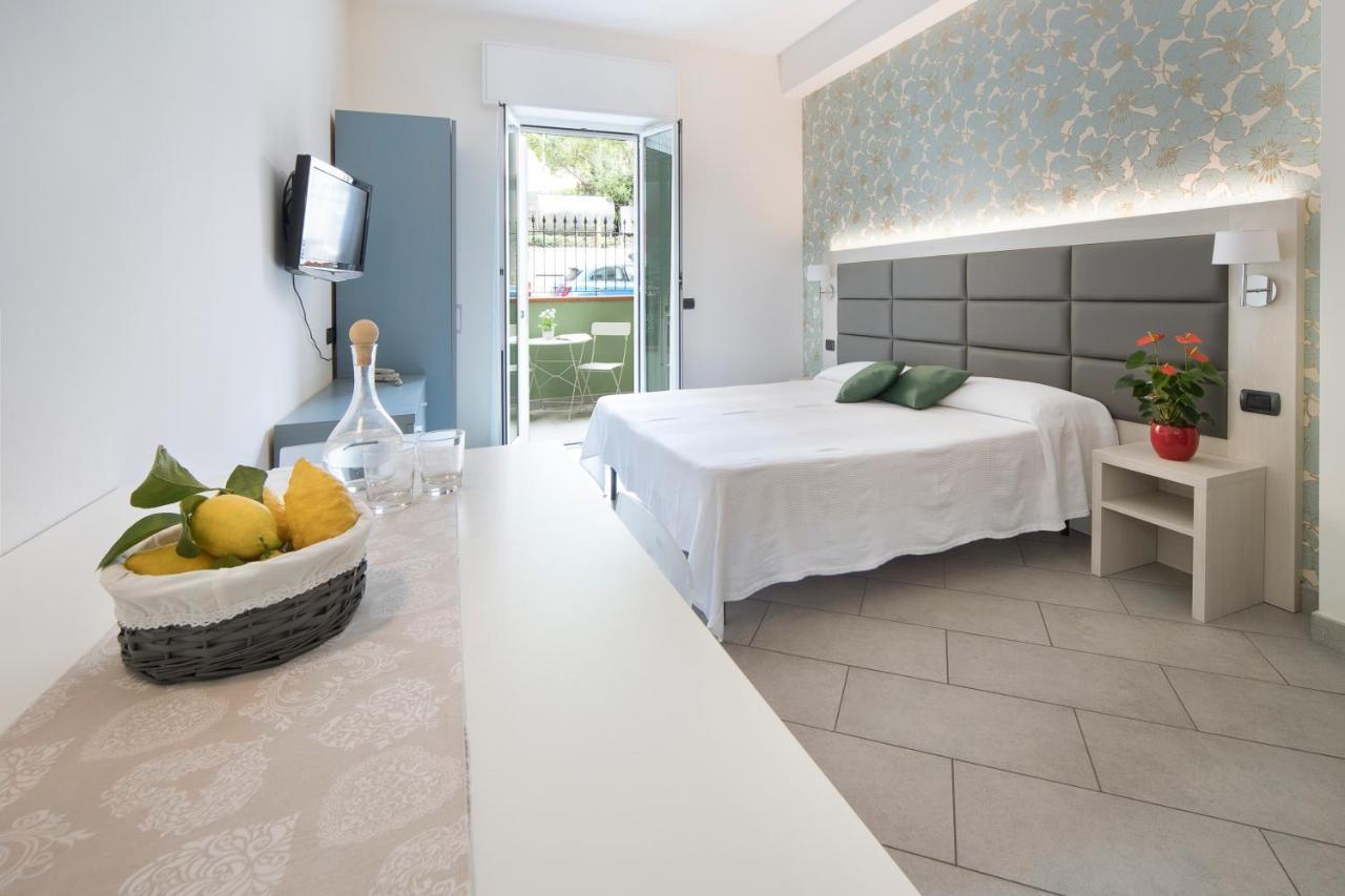Hotel Residence Laigueglia Free Parking Екстер'єр фото